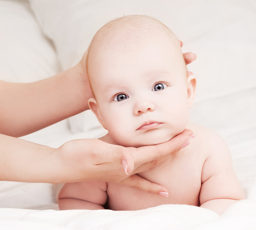 赤ちゃんの首が座る時期は何ヶ月から？首がすわるまで注意すべきことは？ IKU♡LOVE